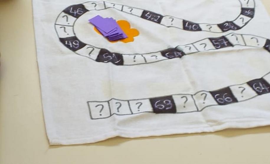 Estudar brincando? Sim, no Colégio Estadual de Segredo, com a Professora Rute, é possível!