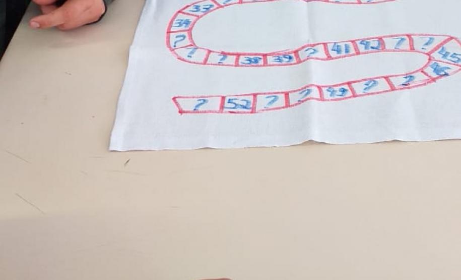 Estudar brincando? Sim, no Colégio Estadual de Segredo, com a Professora Rute, é possível!