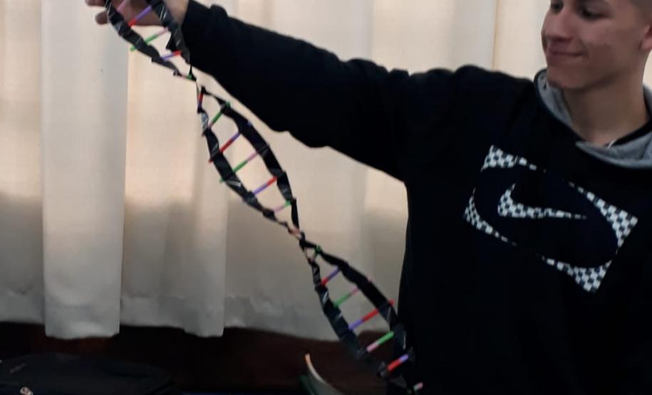 Alunos das 3ª Séries, do Ensino Médio, do Colégio Est. Liane Marta, em uma atividade lúdica sobre DNA.