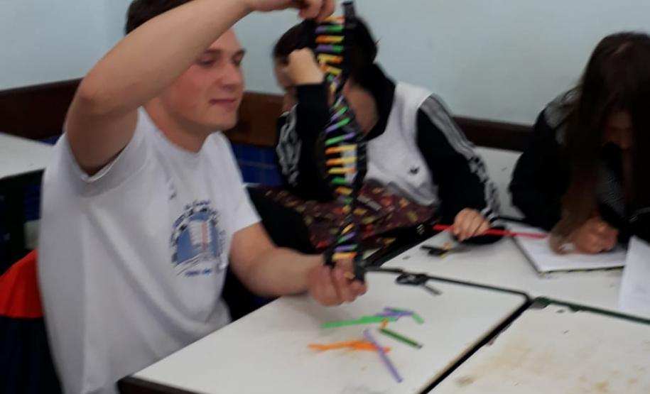 Alunos das 3ª Séries, do Ensino Médio, do Colégio Est. Liane Marta, em uma atividade lúdica sobre DNA.