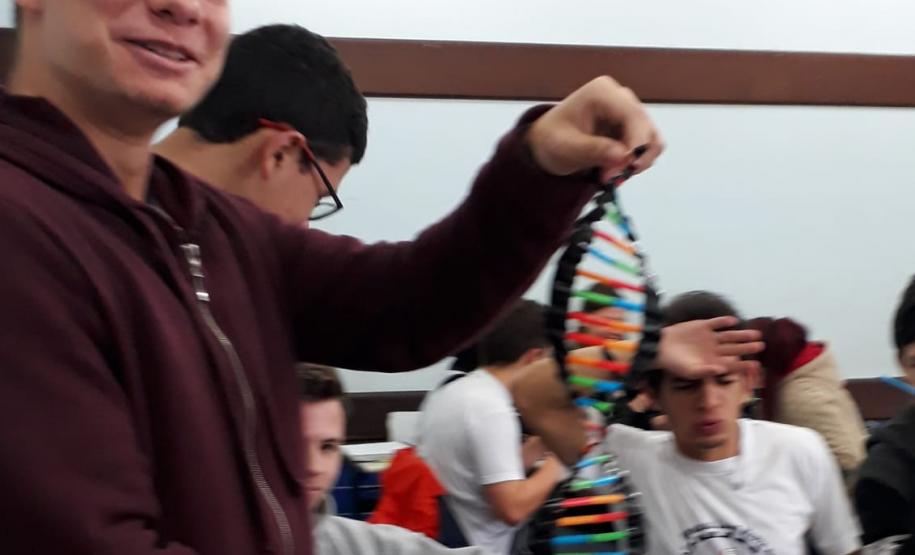 Alunos das 3ª Séries, do Ensino Médio, do Colégio Est. Liane Marta, em uma atividade lúdica sobre DNA.