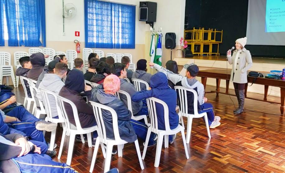 Alunos do curso Técnico em Informática, do Colégio Est. Francisco Carneiro Martins tem palestra com Youtuber Profissional