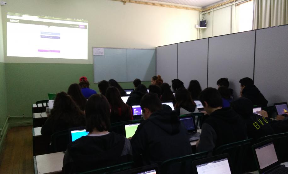 Alunos do 1ª Série, do curso Técnico em Química, retomam conteúdo de ácidos e bases, usando o aplicativo Kahoot.