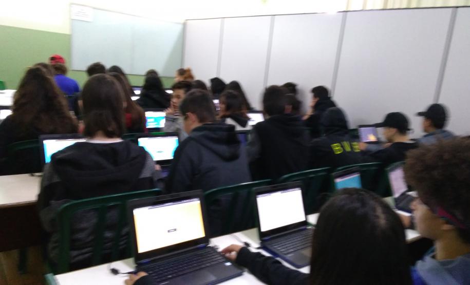 Alunos do 1ª Série, do curso Técnico em Química, retomam conteúdo de ácidos e bases, usando o aplicativo Kahoot.