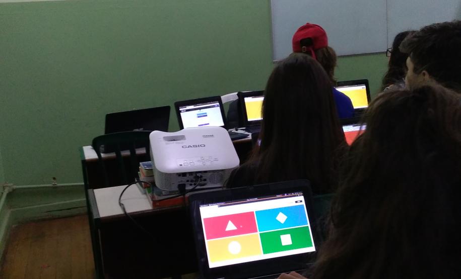Alunos do 1ª Série, do curso Técnico em Química, retomam conteúdo de ácidos e bases, usando o aplicativo Kahoot.