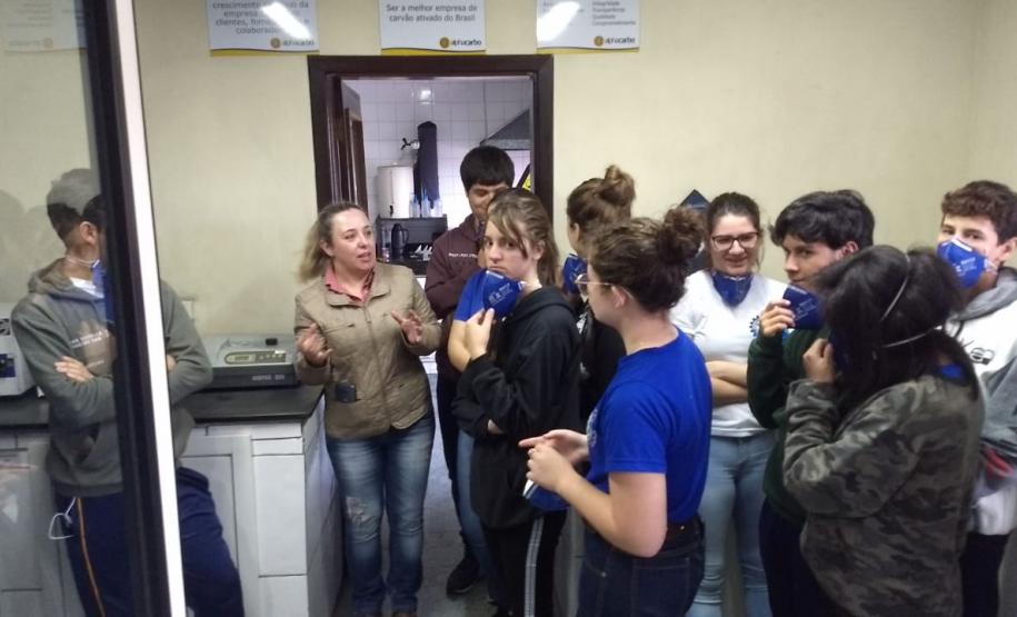 Alunos do curso Técnico em Química, do Colégio Estadual Francisco Carneiro Martins, participaram de visita técnica à Indústria Alphacarbo