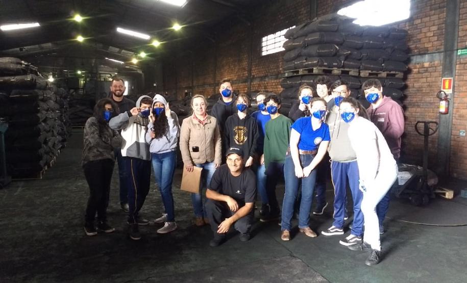 Alunos do curso Técnico em Química, do Colégio Estadual Francisco Carneiro Martins, participaram de visita técnica à Indústria Alphacarbo