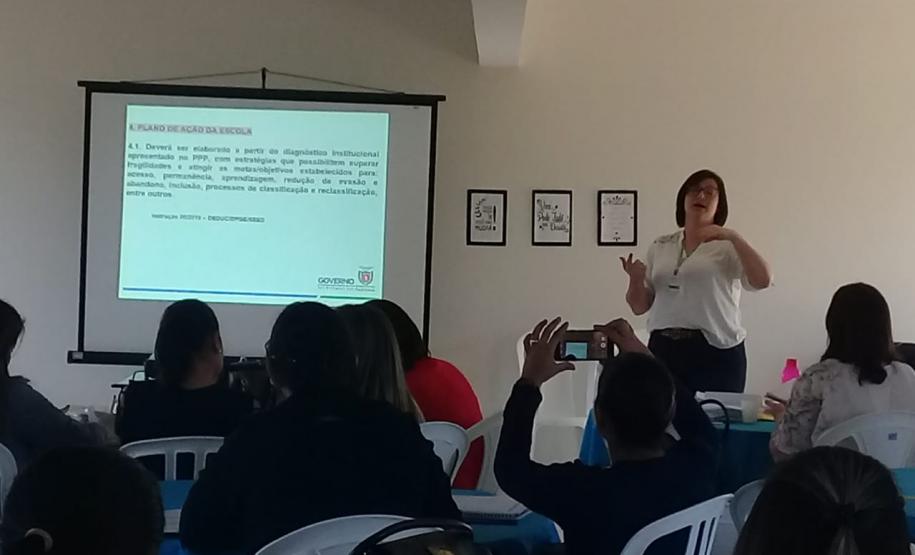 Reunião do Núcleo de Cooperação Pedagógica trata de adequações dos Conselhos Escolares e do Projeto Político Pedagógico à luz do Referencial Curricular do Paraná.