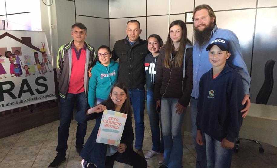 Alunos e professores do Colégio Estadual do Campo Faxinal da Boa Vista - 1º lugar na categoria Ensino Fundamental