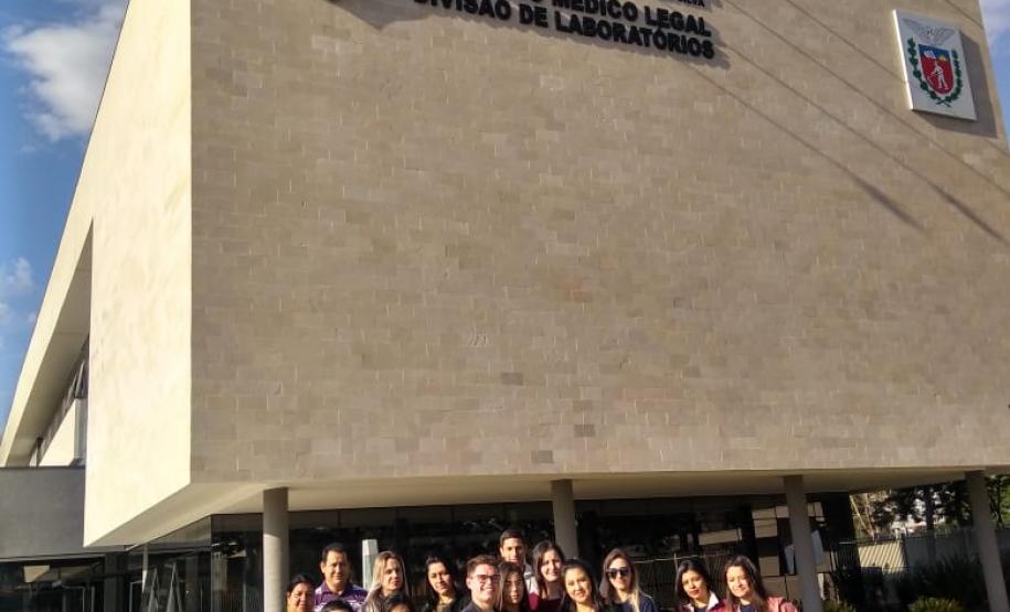 Alunos dos 3º e 4º Anos, do curso Técnico em Química, modalidade Subsequente realizam visita técnica à Polícia Científica do Paraná.