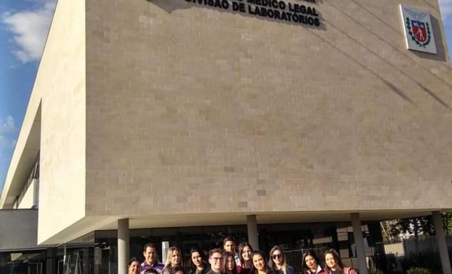 Alunos dos 3º e 4º Anos, do curso Técnico em Química, modalidade Subsequente realizam visita técnica à Polícia Científica do Paraná.