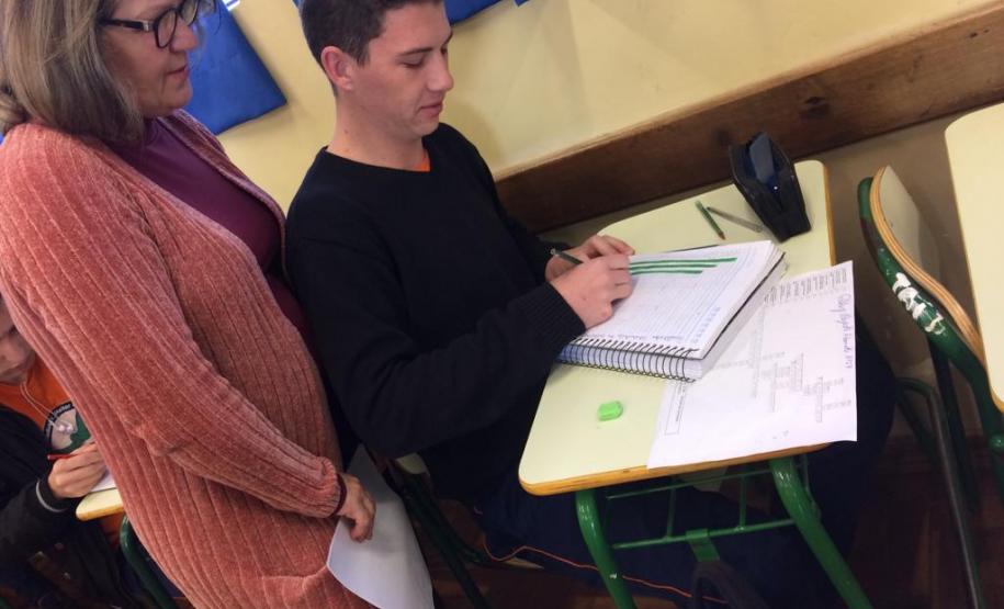 Alunos do Ensino Médio do Colégio Est. Ver. Heitor Rocha Kramer realizam atividades de nivelamento e identificação das fragilidades dos descritores da Prova Paraná.
