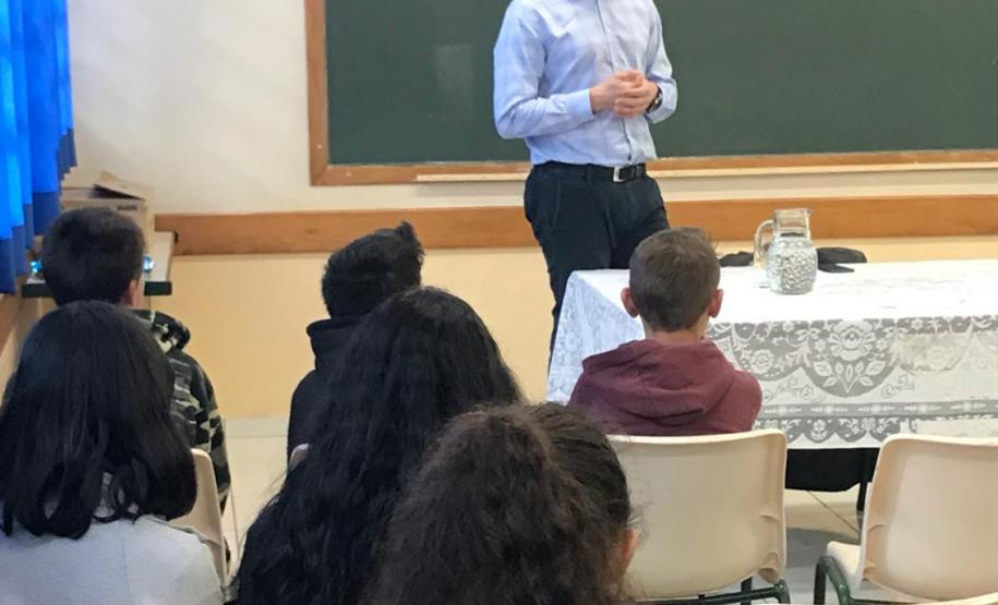 Pesquisador da Stanford University ministra aula inaugural do Programa Mais Aprendizagem no Colégio Estadual Vereador Heitor Rocha Kramer.