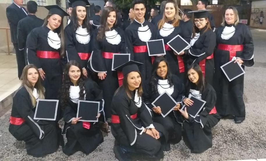 Colégio Estadual Francisco Carneiro Martins, realiza formatura dos alunos dos cursos técnicos subsequentes em Administração, Eletromecânica e Secretariado.