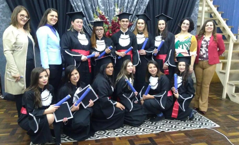 Colégio Estadual Francisco Carneiro Martins, realiza formatura dos alunos dos cursos técnicos subsequentes em Administração, Eletromecânica e Secretariado.