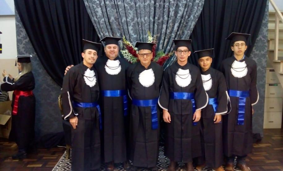 Colégio Estadual Francisco Carneiro Martins, realiza formatura dos alunos dos cursos técnicos subsequentes em Administração, Eletromecânica e Secretariado.