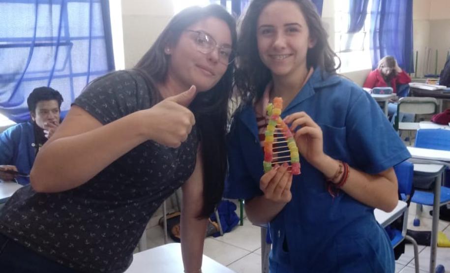 Alunos das 1ª Séries, do Colégio Estadual de Educação Profissional Arlindo Ribeiro - Agrícola, aprendem sobre genética de forma lúdica.