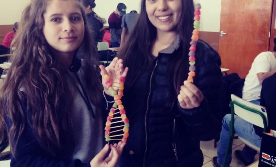 Alunos das 1ª Séries, do Colégio Estadual de Educação Profissional Arlindo Ribeiro - Agrícola, aprendem sobre genética de forma lúdica.