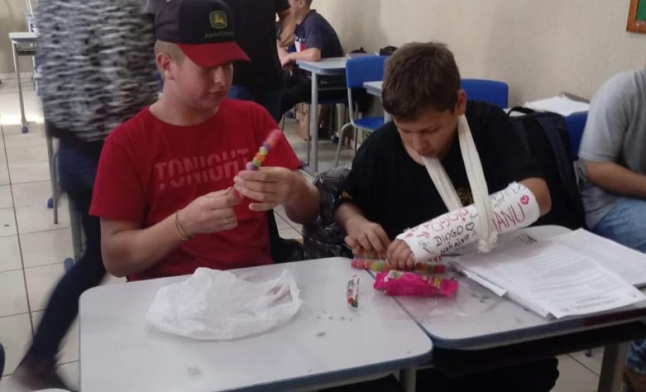 Alunos das 1ª Séries, do Colégio Estadual de Educação Profissional Arlindo Ribeiro - Agrícola, aprendem sobre genética de forma lúdica.