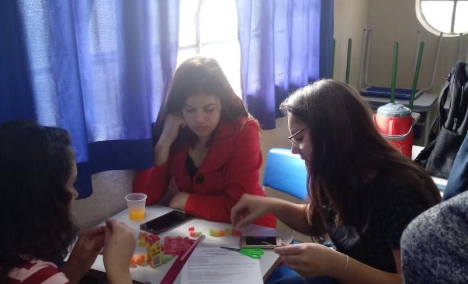 Alunos das 1ª Séries, do Colégio Estadual de Educação Profissional Arlindo Ribeiro - Agrícola, aprendem sobre genética de forma lúdica.