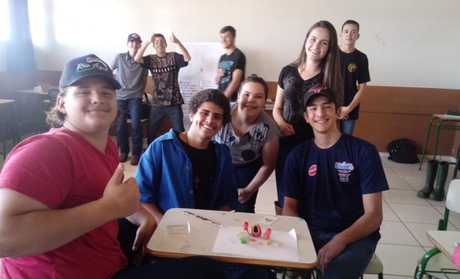 Alunos das 1ª Séries, do Colégio Estadual de Educação Profissional Arlindo Ribeiro - Agrícola, aprendem sobre genética de forma lúdica.