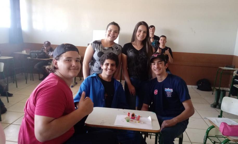 Alunos das 1ª Séries, do Colégio Estadual de Educação Profissional Arlindo Ribeiro - Agrícola, aprendem sobre genética de forma lúdica.