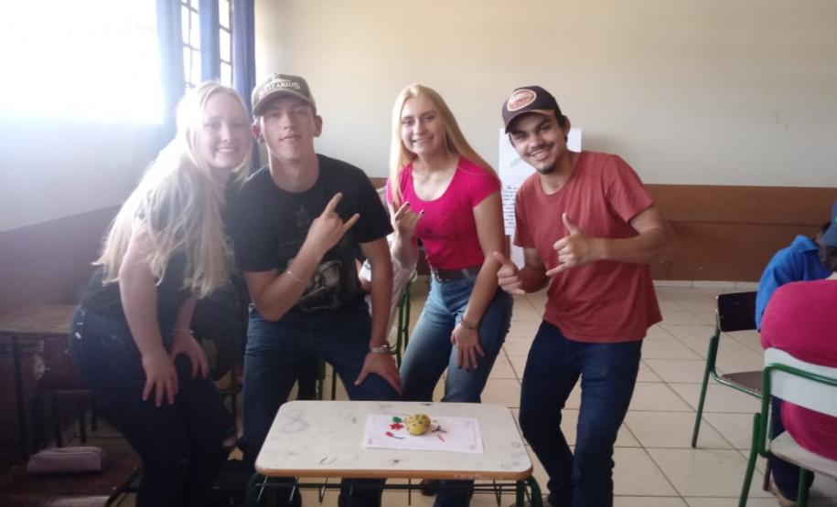 Alunos das 1ª Séries, do Colégio Estadual de Educação Profissional Arlindo Ribeiro - Agrícola, aprendem sobre genética de forma lúdica.