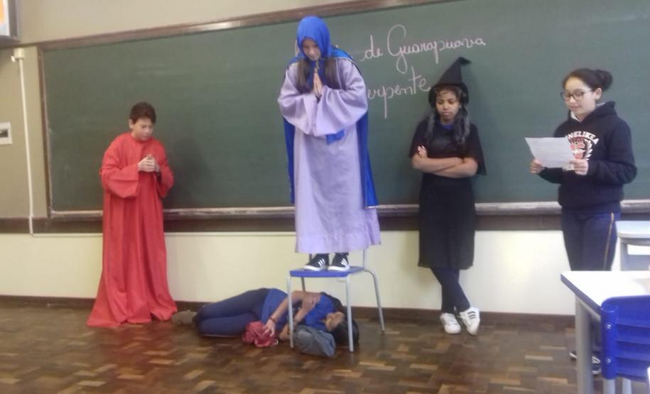 Alunos do 8º Ano, do Ensino Fundamental, do Colégio Estadual Rui Barbosa, trabalham Lendas Guarapuavanas durante as aulas de Literatura.