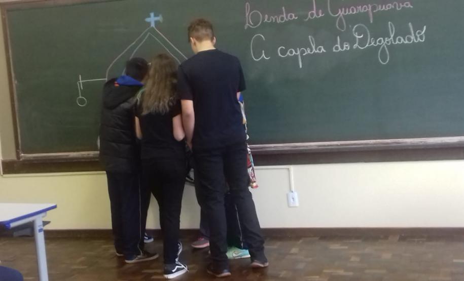 Alunos do 8º Ano, do Ensino Fundamental, do Colégio Estadual Rui Barbosa, trabalham Lendas Guarapuavanas durante as aulas de Literatura.