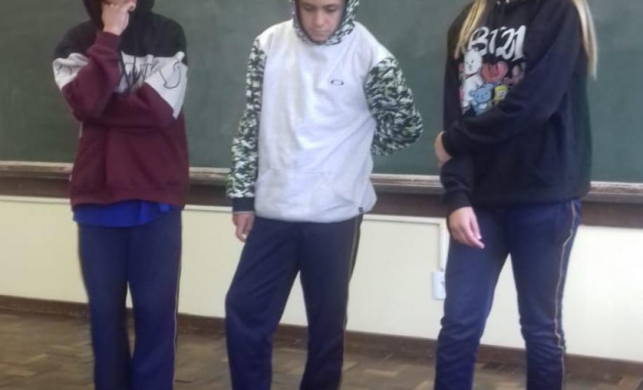 Alunos do 8º Ano, do Ensino Fundamental, do Colégio Estadual Rui Barbosa, trabalham Lendas Guarapuavanas durante as aulas de Literatura.