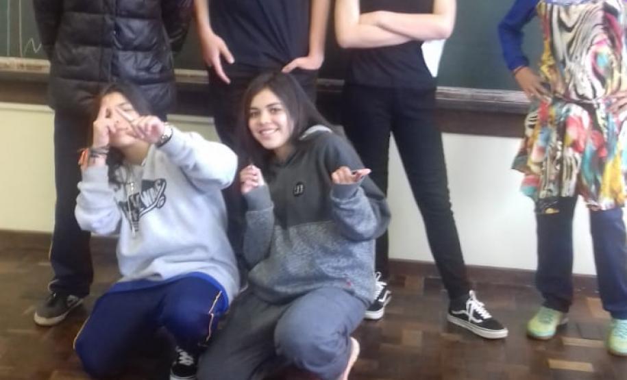 Alunos do 8º Ano, do Ensino Fundamental, do Colégio Estadual Rui Barbosa, trabalham Lendas Guarapuavanas durante as aulas de Literatura.