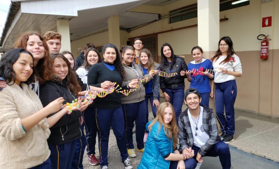 Montagem de fita de DNA com balas de goma: aprendendo na prática.