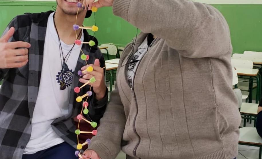 Montagem de fita de DNA com balas de goma: aprendendo na prática.