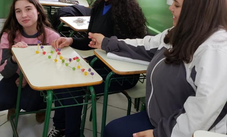 Montagem de fita de DNA com balas de goma: aprendendo na prática.