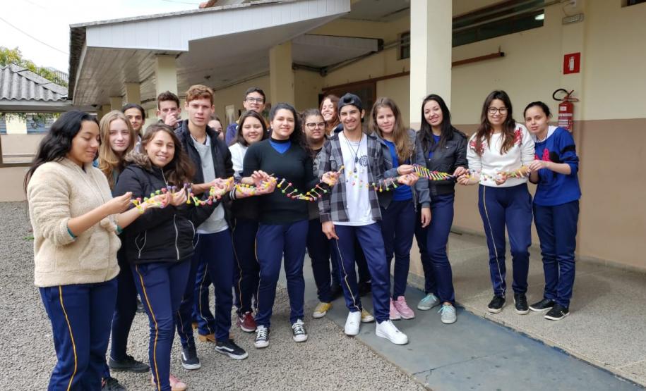 Montagem de fita de DNA com balas de goma: aprendendo na prática.