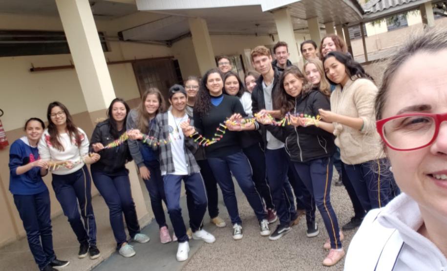 Montagem de fita de DNA com balas de goma: aprendendo na prática.