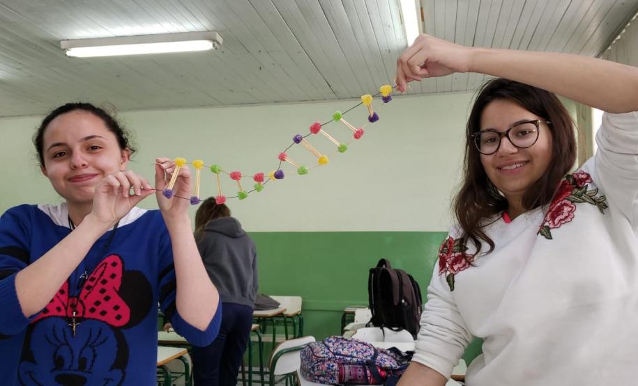 Montagem de fita de DNA com balas de goma: aprendendo na prática.