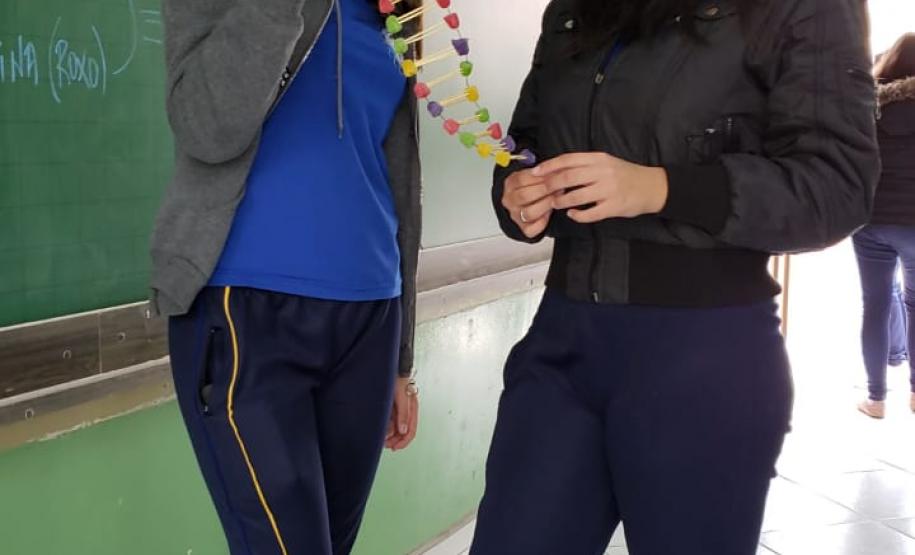 Montagem de fita de DNA com balas de goma: aprendendo na prática.