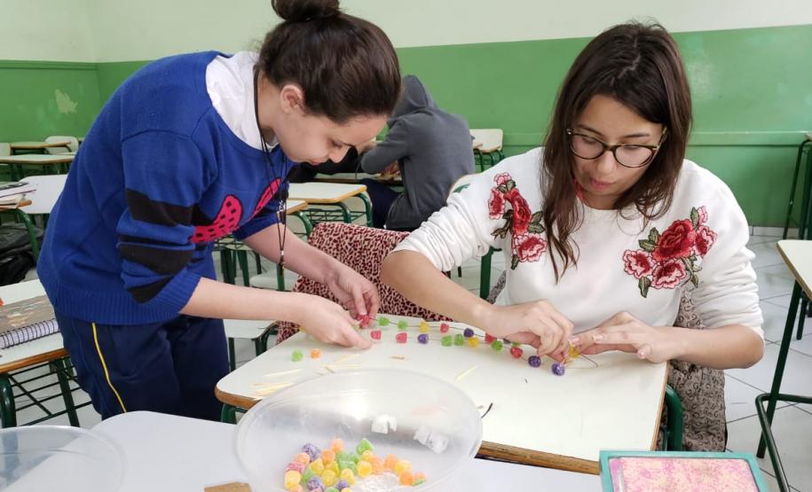 Montagem de fita de DNA com balas de goma: aprendendo na prática.