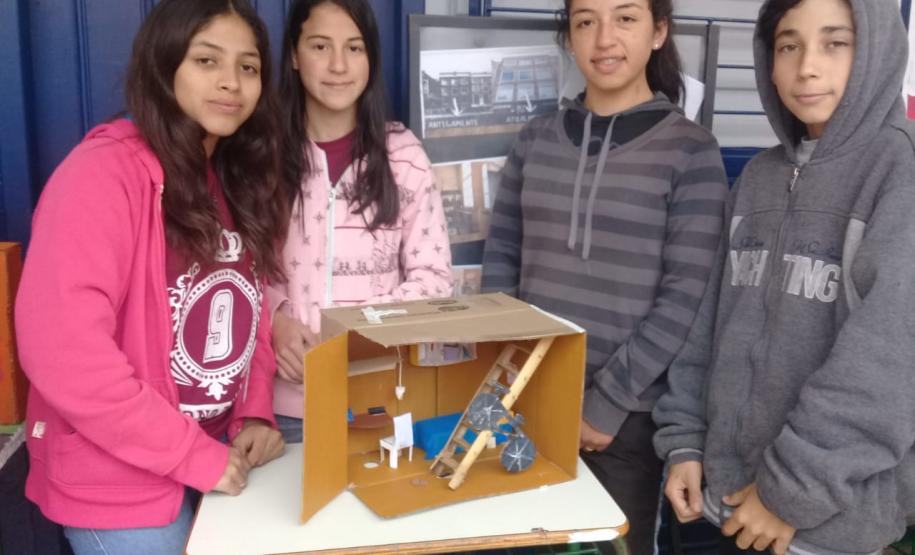 Leitura e exposição do Diário de Anne Frank: uma prática dos alunos do C.E. do Campo Izaltino R. Bastos