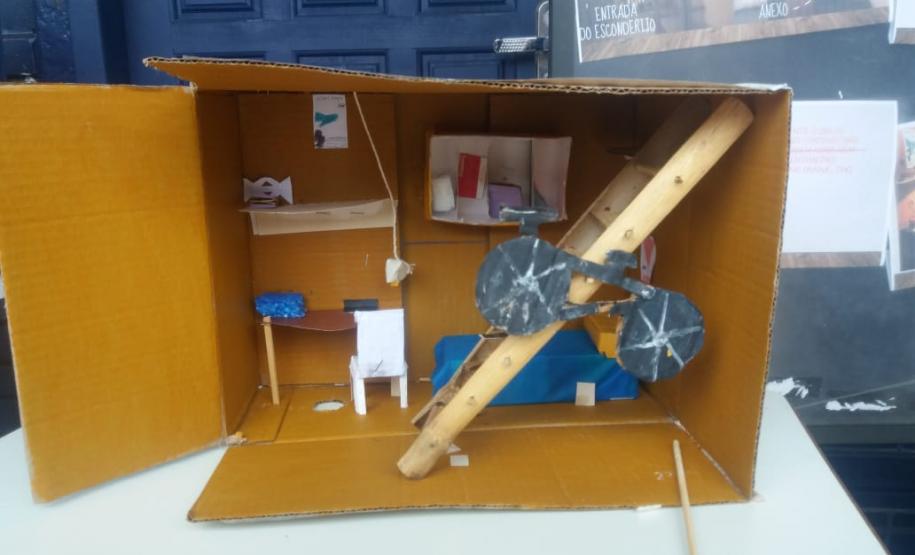 Leitura e exposição do Diário de Anne Frank: uma prática dos alunos do C.E. do Campo Izaltino R. Bastos