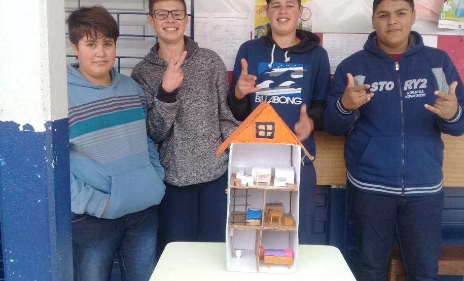 Leitura e exposição do Diário de Anne Frank: uma prática dos alunos do C.E. do Campo Izaltino R. Bastos