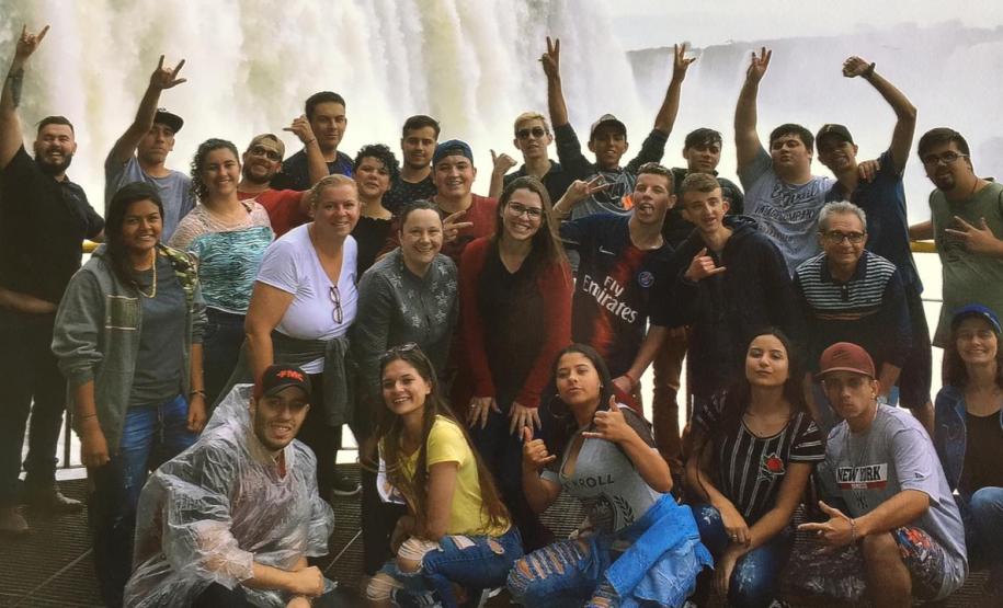 Alunos do C.E. Ana Vanda Bassara realizam visita técnica na Itaipu Binacional, Universidade Unilla e Cataratas do Iguaçu.