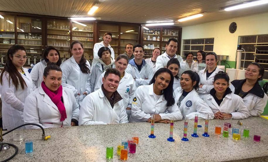 Curso Técnico em Química: aula prática sobre densidade.