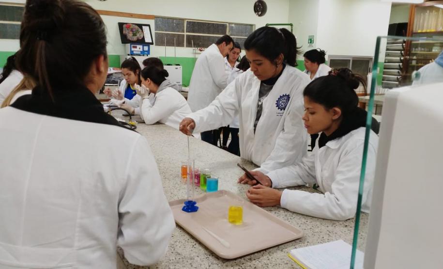 Curso Técnico em Química: aula prática sobre densidade.