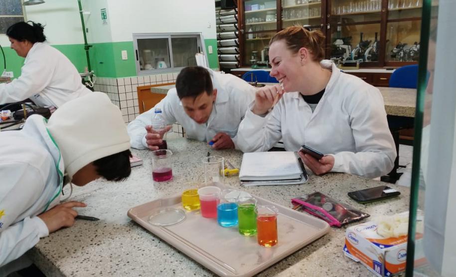 Curso Técnico em Química: aula prática sobre densidade.