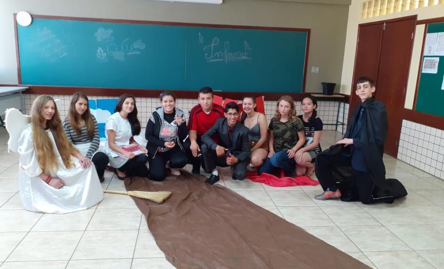 Da crítica social e política da sociedade atual à dramatização: uma prática dos alunos do C.E. do Campo Prof. Maria de Jesus P. Guimarães