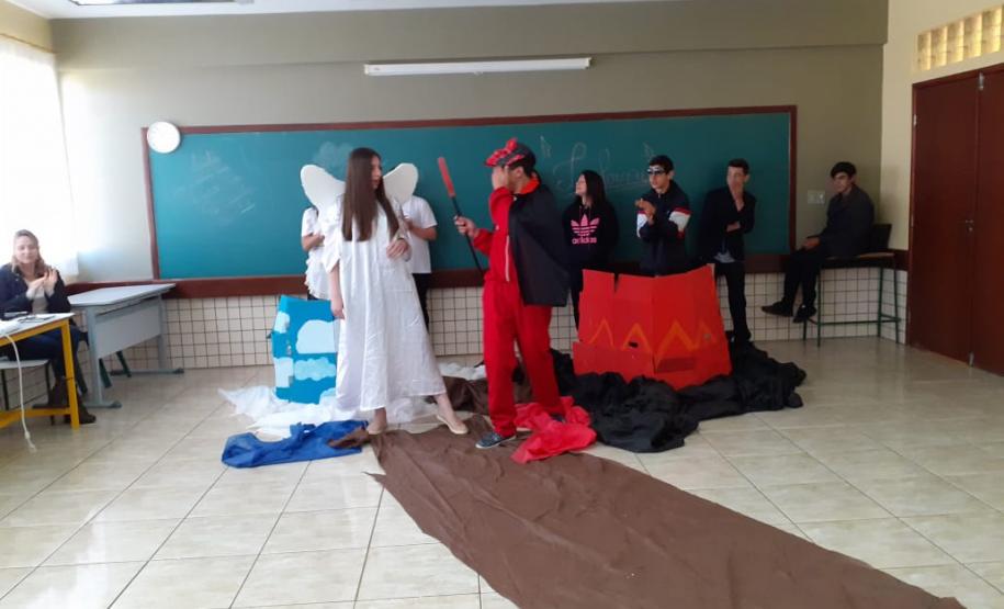 Da crítica social e política da sociedade atual à dramatização: uma prática dos alunos do C.E. do Campo Prof. Maria de Jesus P. Guimarães