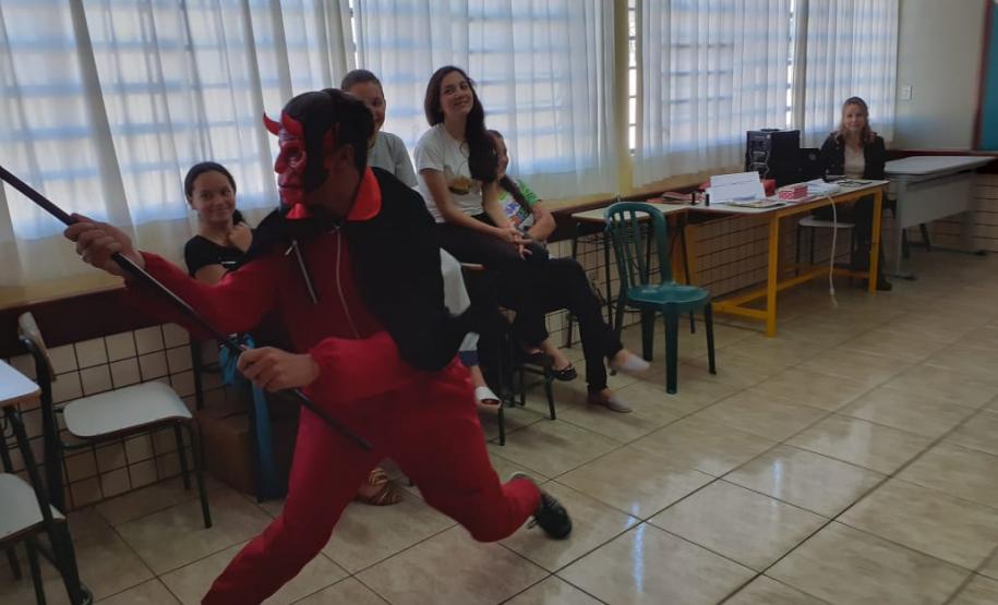 Da crítica social e política da sociedade atual à dramatização: uma prática dos alunos do C.E. do Campo Prof. Maria de Jesus P. Guimarães