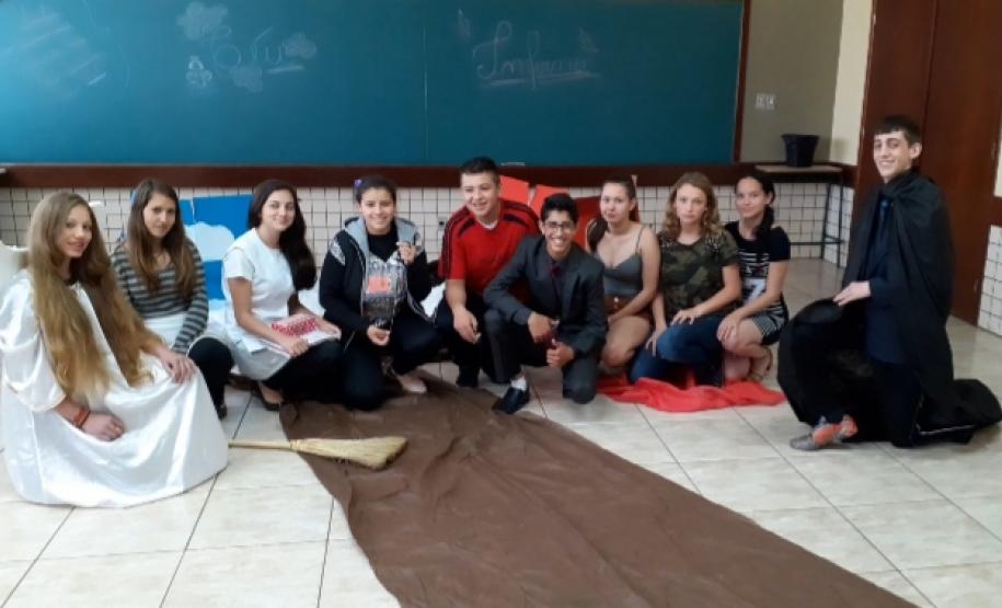 Da crítica social e política da sociedade atual à dramatização: uma prática dos alunos do C.E. do Campo Prof. Maria de Jesus P. Guimarães